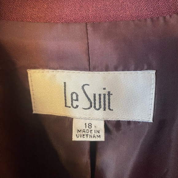 Beautiful burgundy/wine pants suit with a vintage flair by Le Suit - Picture 1 of 6